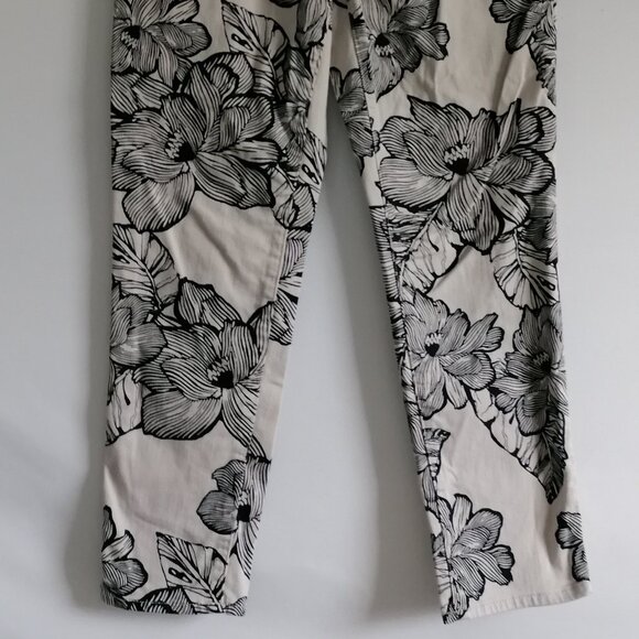 So Slimming By Chico's Womens White Floral Girlfriend Ankle Jeans Size 1.5 US M - Picture 3 of 7